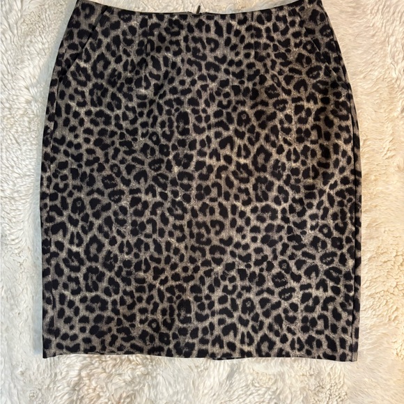 CAbi Dresses & Skirts - CAbi Jungle Leopard Print Sz 2 Stretch Pencil Skirt Mini Pleated with Pockets